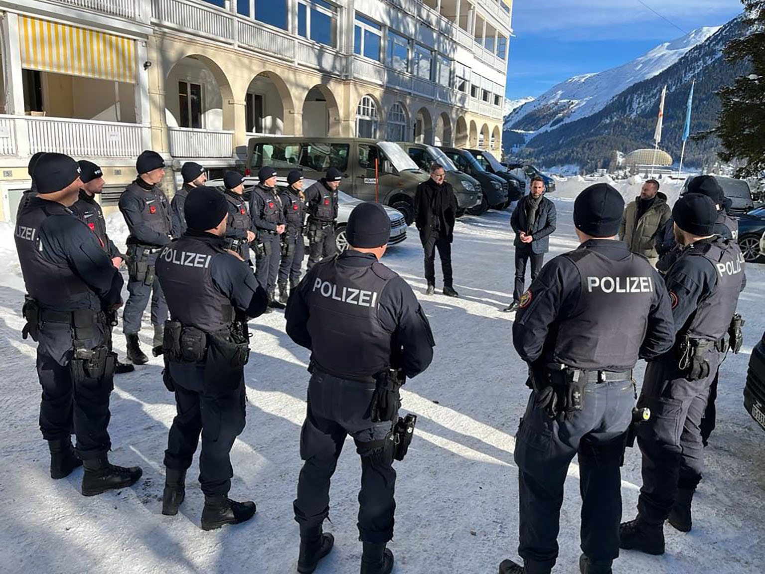 Mario Fehr und Marius Weyermann stehen im Kreis mit Polizistinnen und Polizisten der Kapo. 